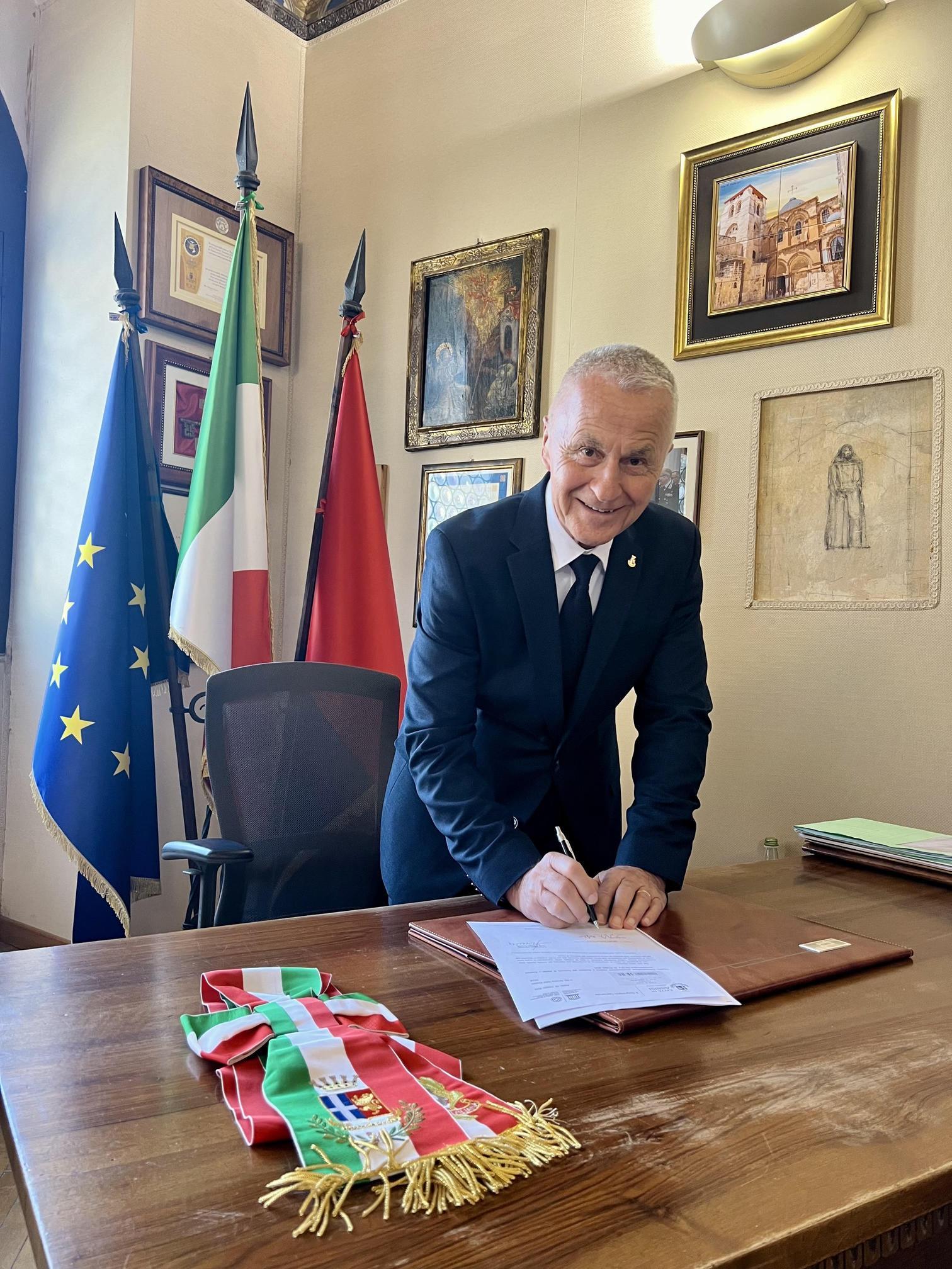 https://www.lanazione.it/image-service/view/acePublic/alias/contentid/OTdhMWE5MjMtZDVkMy00/0/stoppini-proclamato-sindaco-non-lasceremo-indietro-nessuno.jpeg