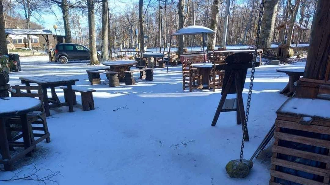 Nella foto di ’Bar I’ pianese’ tratta da Facebook, la prima neve sull’Amiata Nella foto di ’Bar I’ pianese’ tratta da Facebook, la prima neve sull’Amiata
