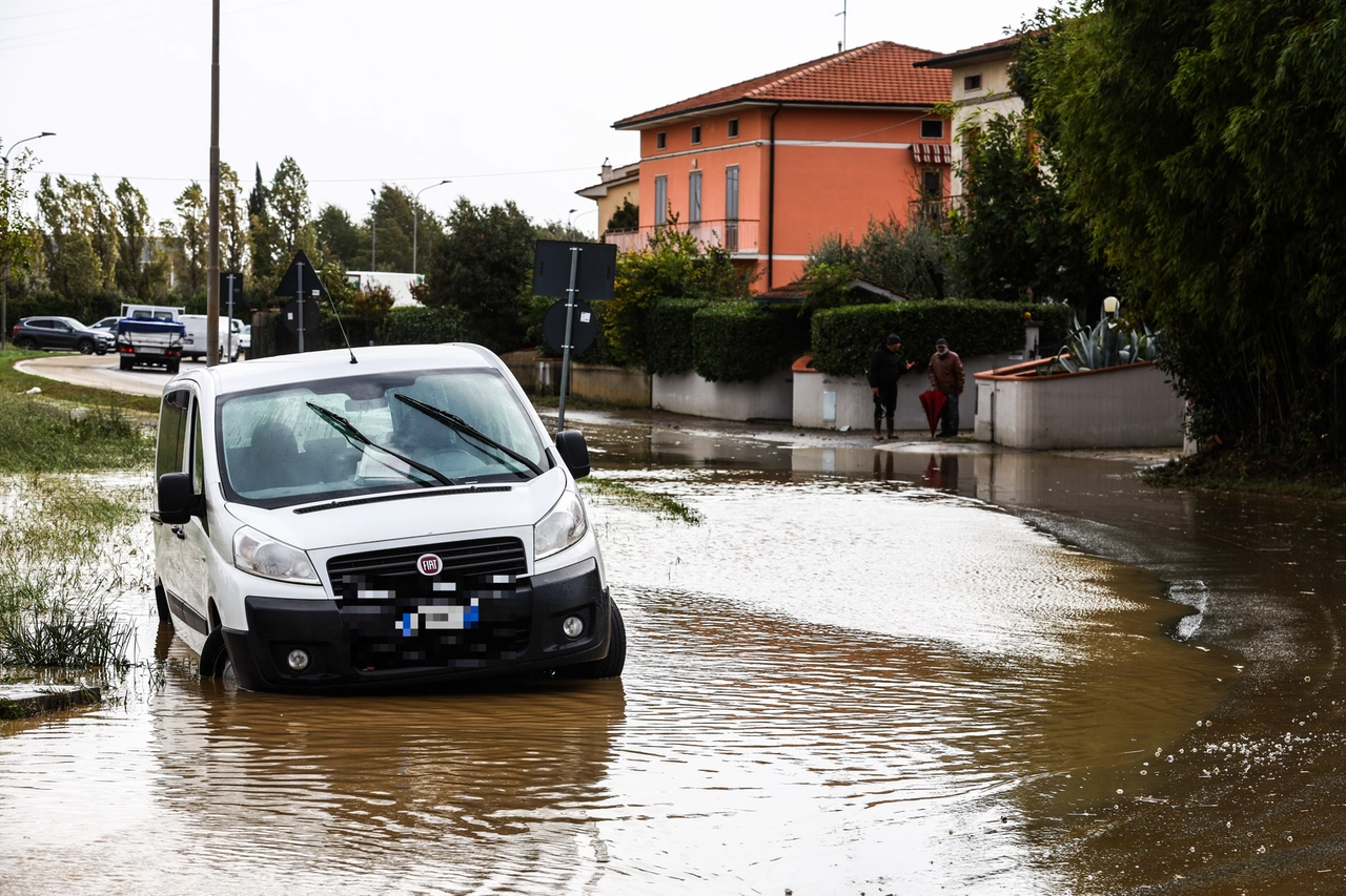 STABBIA CERRETO GUIDI IL GIORNO DOPO LA FORTE PIOGGIA FANGO PER LE STRADE ALLAGAMENTO