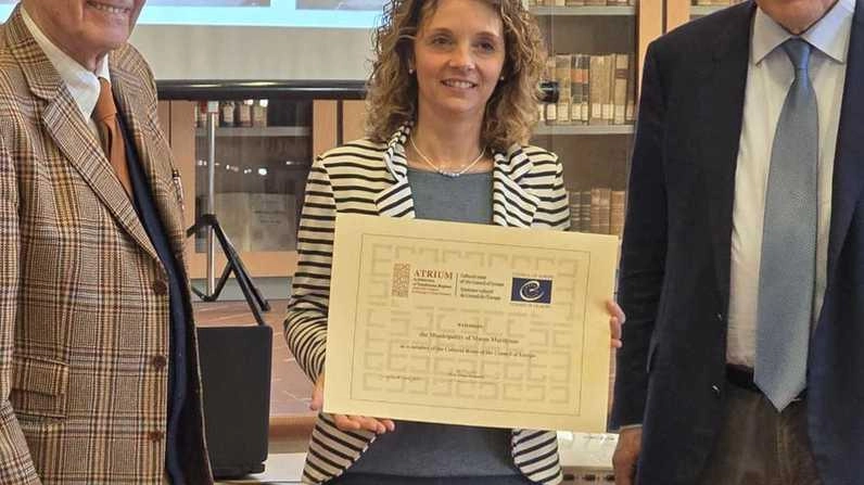 Un momento della consegna dell’attesto alla sindaca di Massa Marittima, Irene Marconi, dell’inserimento della città nella rotta Atrium