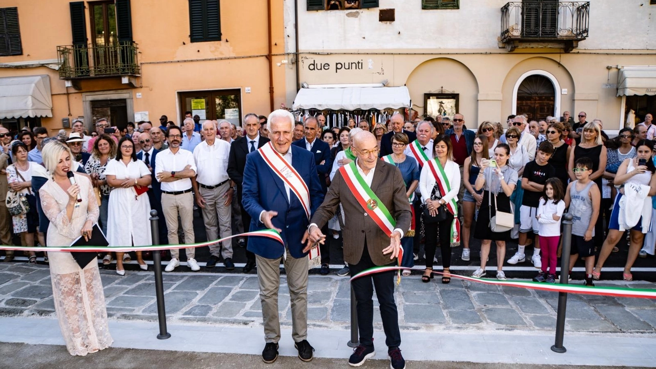 Il momento del taglio del nastro per la rinnovata piazza Jean Varraud di Bagni di Lucca, con il presidente della Toscana Giani e il sindaco (Foto Borghesi) Il momento del taglio del nastro per la rinnovata piazza Jean Varraud di Bagni di Lucca, con il presidente della Toscana Giani e il sindaco (Foto Borghesi)
