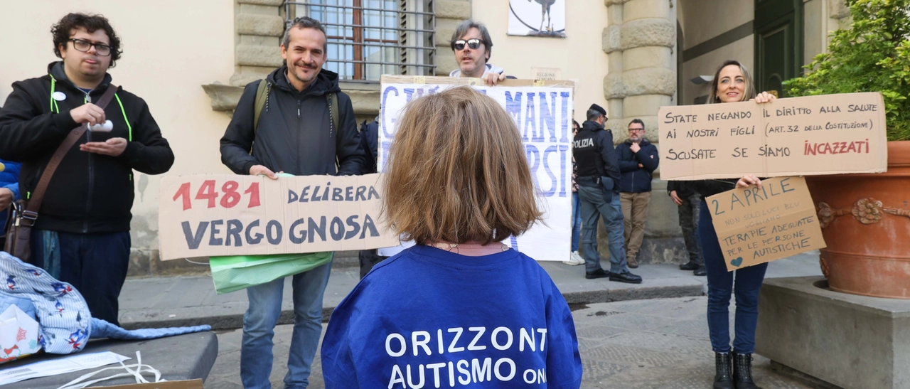 Autismo, la battaglia dei genitori. “Centinaia in attesa dei rimborsi”