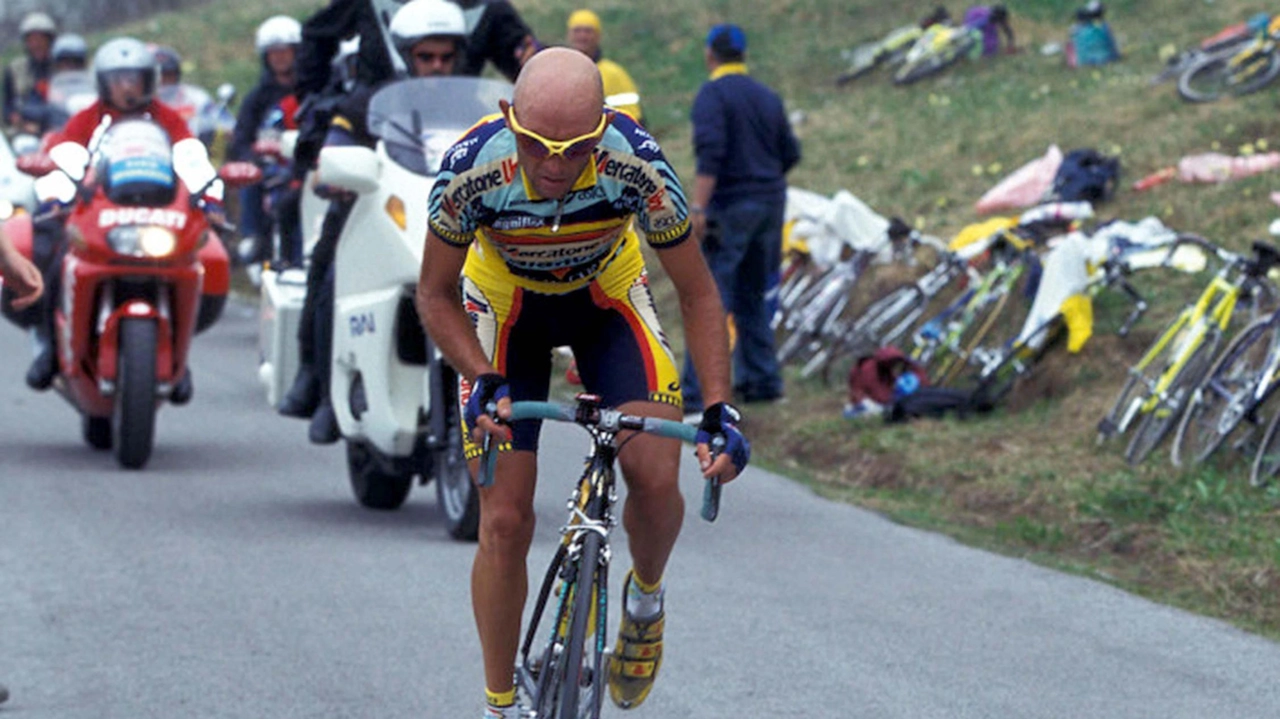 Marco Pantani, ’’il Pirata’’, durante una delle tappe del Giro d’Italia Marco Pantani, ’’il Pirata’’, durante una delle tappe del Giro d’Italia