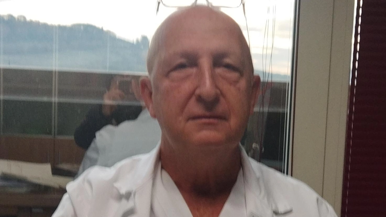 L’Ortopedia dell’ospedale di Campostaggia si conferma come polo di riferimento grazie al quotidiano lavoro dei medici – dieci in tutto – che compongono l’équipe diretta dal dottor Gianluca Manetti (nella foto) L’Ortopedia dell’ospedale di Campostaggia si conferma come polo di riferimento grazie al quotidiano lavoro dei medici – dieci in tutto – che compongono l’équipe diretta dal dottor Gianluca Manetti (nella foto)