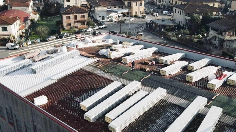 La copertura del palazzetto dello sport di Camaiore La copertura del palazzetto dello sport di Camaiore