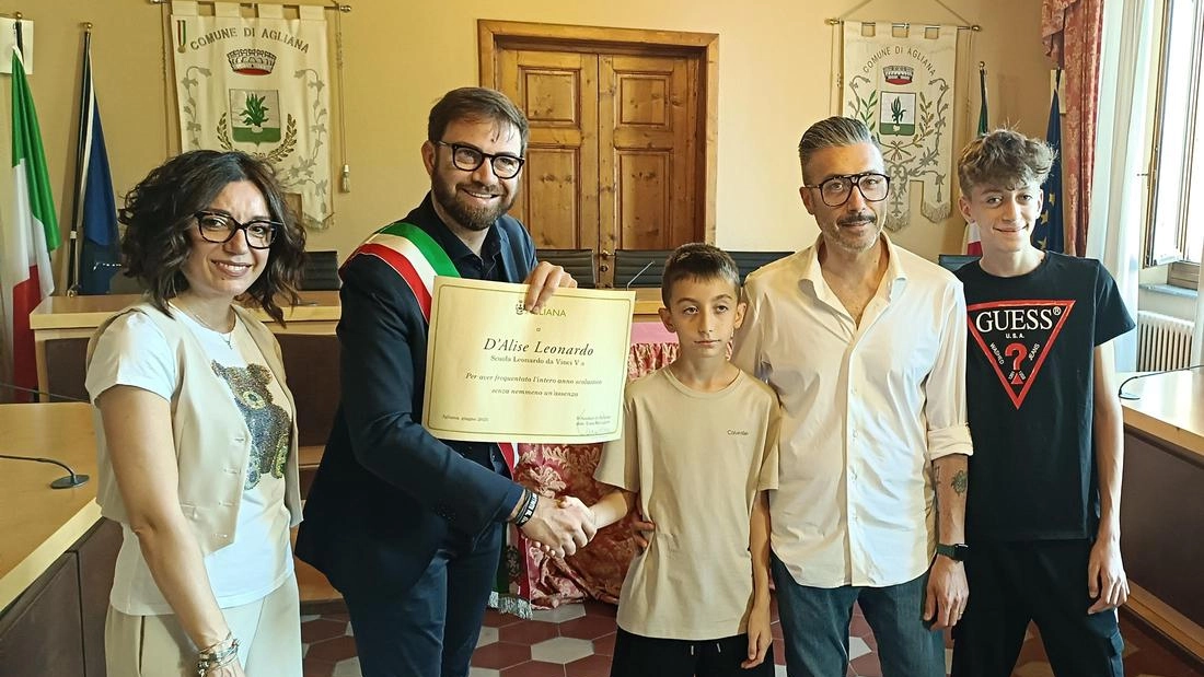 Il giovanissimo studente della scuola Da Vinci accompagnato in municipio con una scusa. Ad attenderlo il sindaco Benesperi. La piccola cerimonia preparata insieme alla sua famiglia . Il giovanissimo studente della scuola Da Vinci accompagnato in municipio con una scusa. Ad attenderlo il sindaco Benesperi. La piccola cerimonia preparata insieme alla sua famiglia .