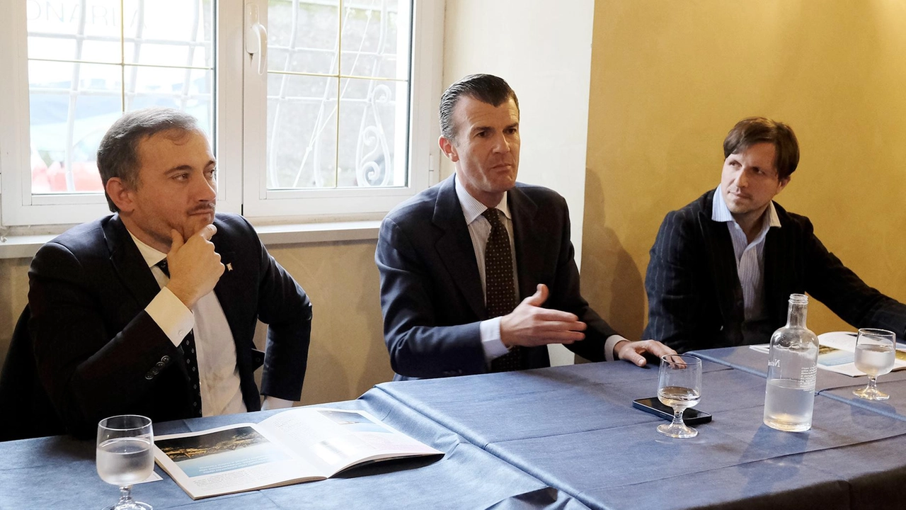 Il consigliere regionale Bugliani, il Sottosegretario Silli e il sindaco Mastrini (Foto Pasquali) Il consigliere regionale Bugliani, il Sottosegretario Silli e il sindaco Mastrini (Foto Pasquali)