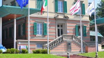 Ha fatto un volo di almeno 9 metri prima di finire nel giardinetto del cortile interno di un palazzo in... Ha fatto un volo di almeno 9 metri prima di finire nel giardinetto del cortile interno di un palazzo in...