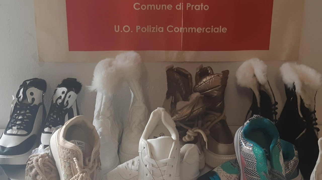 Sono state sequestrate 24 paia di scarpe messe in vendita in una piazzola improvvisata con un borsone aperto poggiato a terra