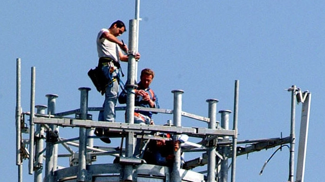 Il comune di Arcola, nonostante gli impegni degli ultimi mesi, non ha ancora approvato un piano delle antenne per determinare quali siano le ’zone sensibili’ in cui non è possibile installare impianti per le telefonia mobile