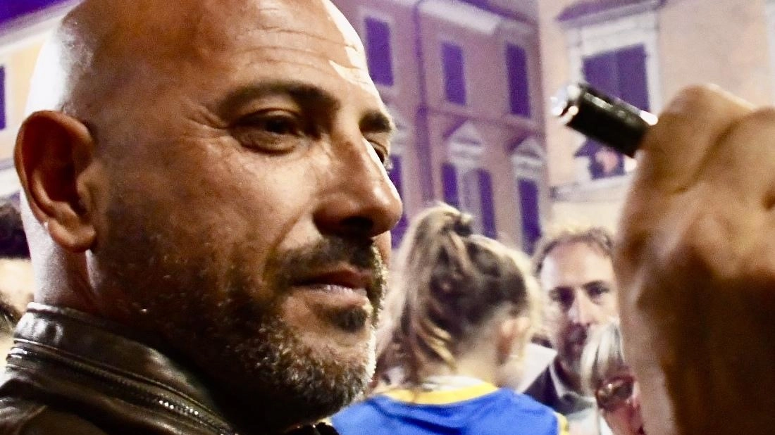 Un ultimo saluto ai protagonisti della Carrarese Calcio in piazza Alberica. Tra addii e arrivederci, emozioni e affetto per il tecnico Calabro. Un ultimo saluto ai protagonisti della Carrarese Calcio in piazza Alberica. Tra addii e arrivederci, emozioni e affetto per il tecnico Calabro.