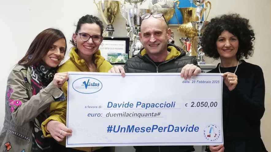 Il padre di Davide, Michele, con le organizzatrici di Passi solidali: da sinistra Giovanna Grassini, Lisa Renieri, Roberta Malarby Il padre di Davide, Michele, con le organizzatrici di Passi solidali: da sinistra Giovanna Grassini, Lisa Renieri, Roberta Malarby