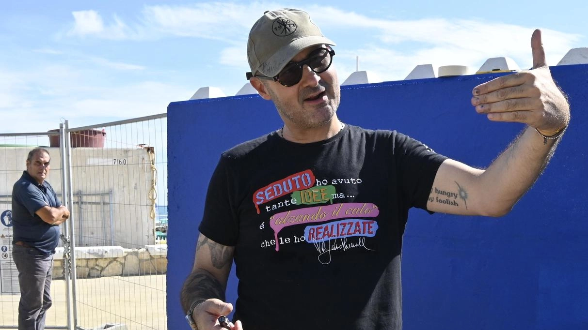L’artista: "Ci sarà anche il cargo trascinato da rane, animali che mi rappresentano" "Ho sempre lavorato sui pannelli, per me è la prima volta su un muro vero".