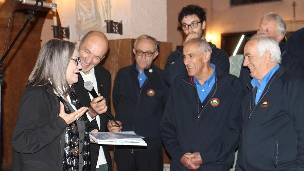 La presidente della Corale Santa Barbara, Antonella Cinotti, omaggia il Coro Valle Pelago, uno dei protagonisti della rassegna La presidente della Corale Santa Barbara, Antonella Cinotti, omaggia il Coro Valle Pelago, uno dei protagonisti della rassegna