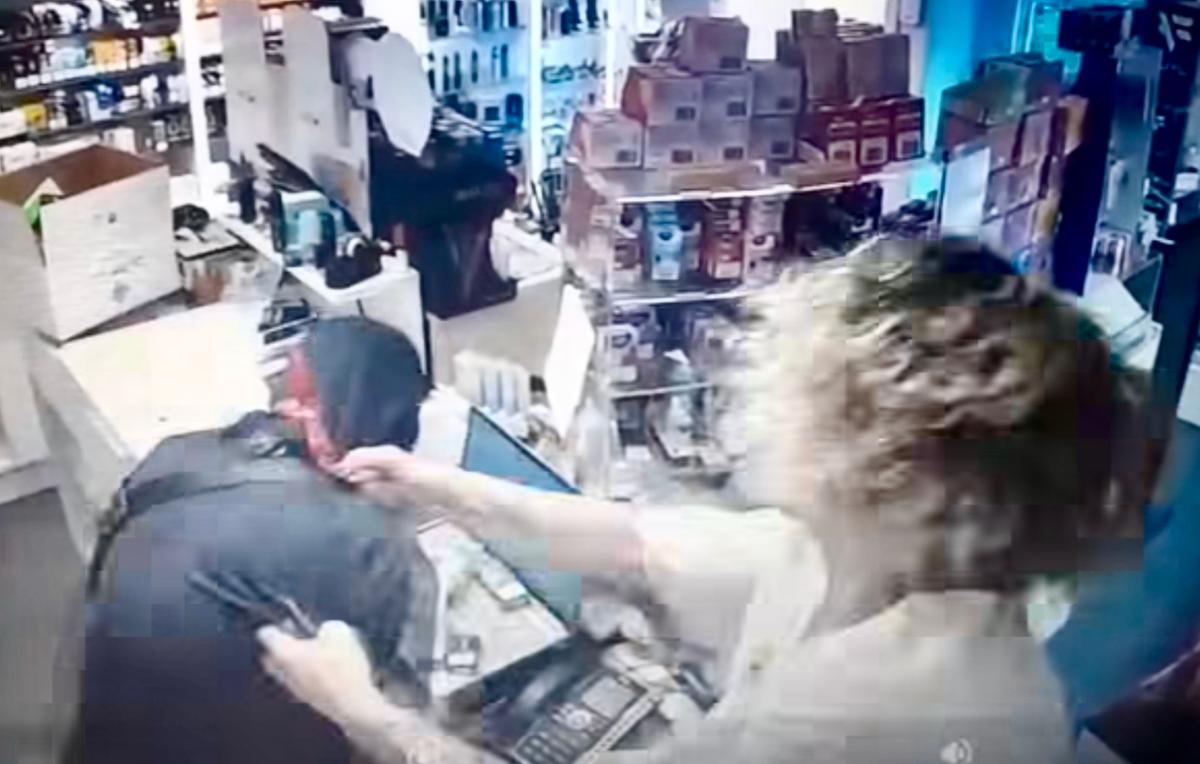Firenze, terrore del negozio: tentò la rapina e aggredì la negoziante, arrestato Firenze, terrore del negozio: tentò la rapina e aggredì la negoziante, arrestato