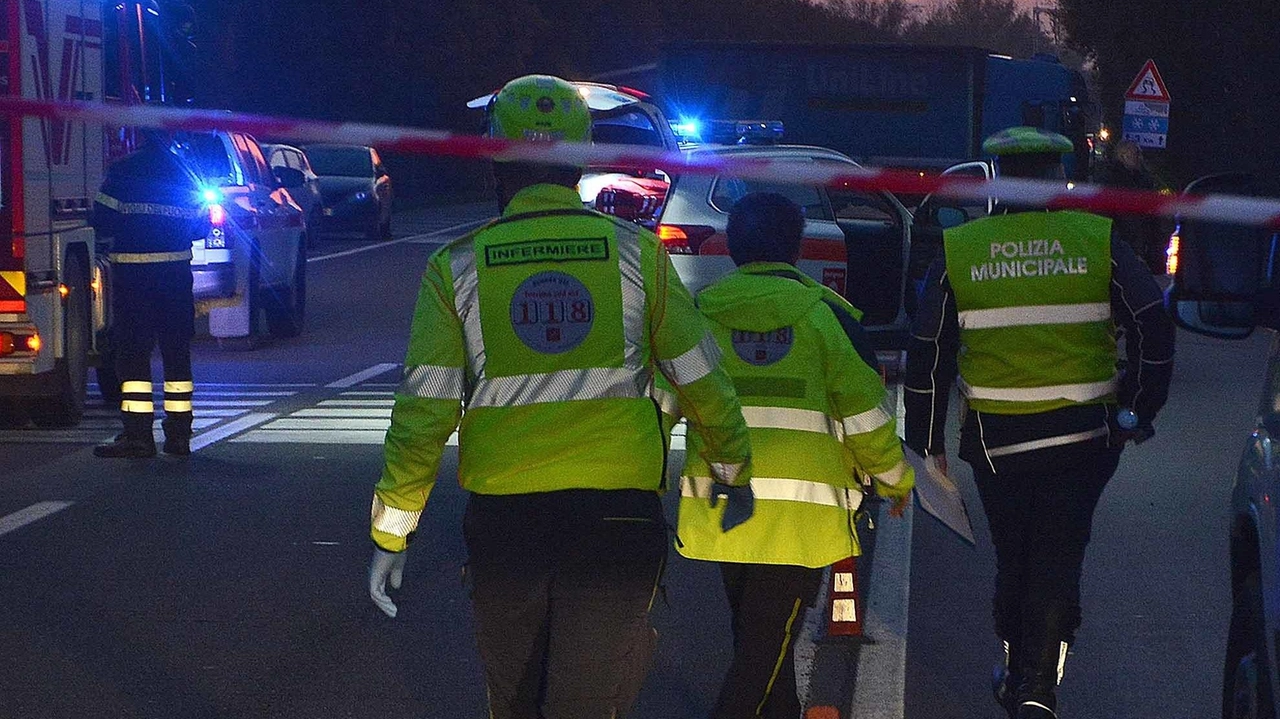 Il personale del 118 e della polizia municipale sul luogo dell’incidente Il personale del 118 e della polizia municipale sul luogo dell’incidente