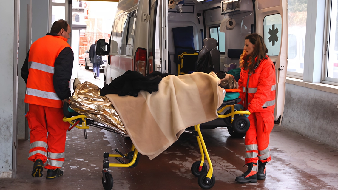 Incidente poco dopo le 12 di ieri a San Giovanni in Lungarno Don Minzoni Un ciclista, a seguito di uno scontro con un’auto, è caduto rovinosamente a terra Incidente poco dopo le 12 di ieri a San Giovanni in Lungarno Don Minzoni Un ciclista, a seguito di uno scontro con un’auto, è caduto rovinosamente a terra