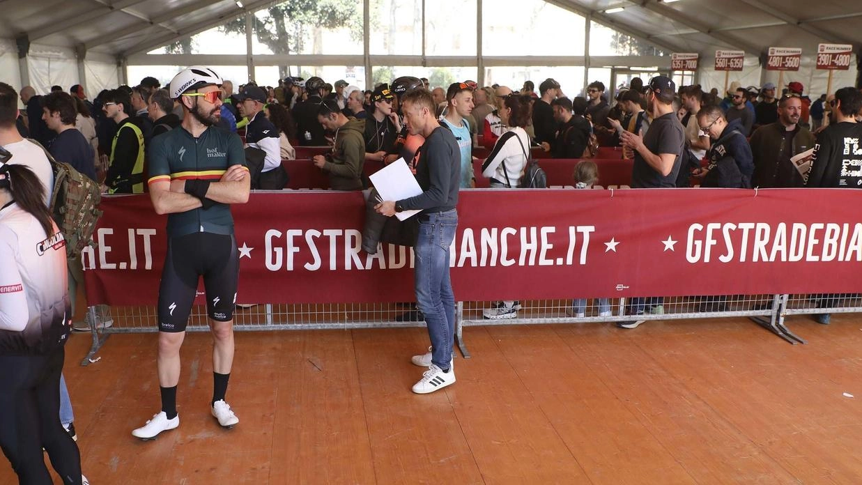 I tanti partecipanti alla Gran Fondo ieri alla Lizza alla vigilia della partenza