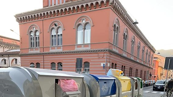Retiambiente corre ai ripari sul dramma della città sporca e dei cassonetti stracolmi che caratterizzano molte strade. La differenziata sarà affiancata da nuovi cassonetti Retiambiente corre ai ripari sul dramma della città sporca e dei cassonetti stracolmi che caratterizzano molte strade. La differenziata sarà affiancata da nuovi cassonetti