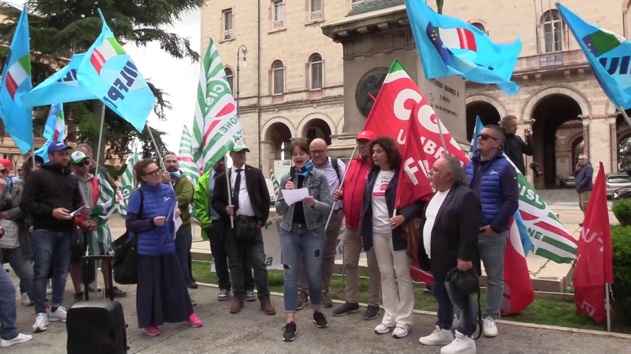 Il presidio davanti alla sede dell’Assemblea legislativa regionale Il presidio davanti alla sede dell’Assemblea legislativa regionale