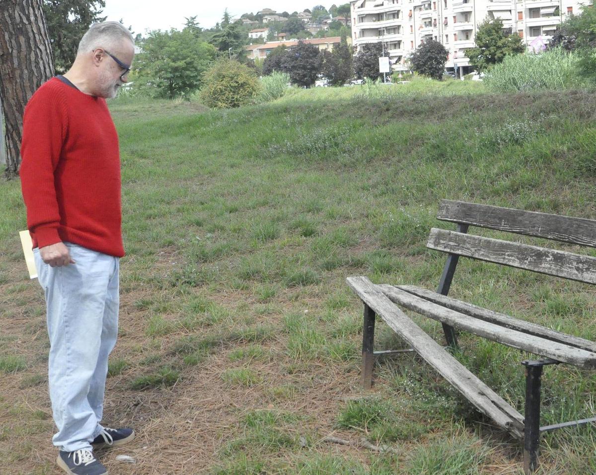 Giardini di via Montegrappa. L’appello dei frequentatori: "Servono nuove panchine"