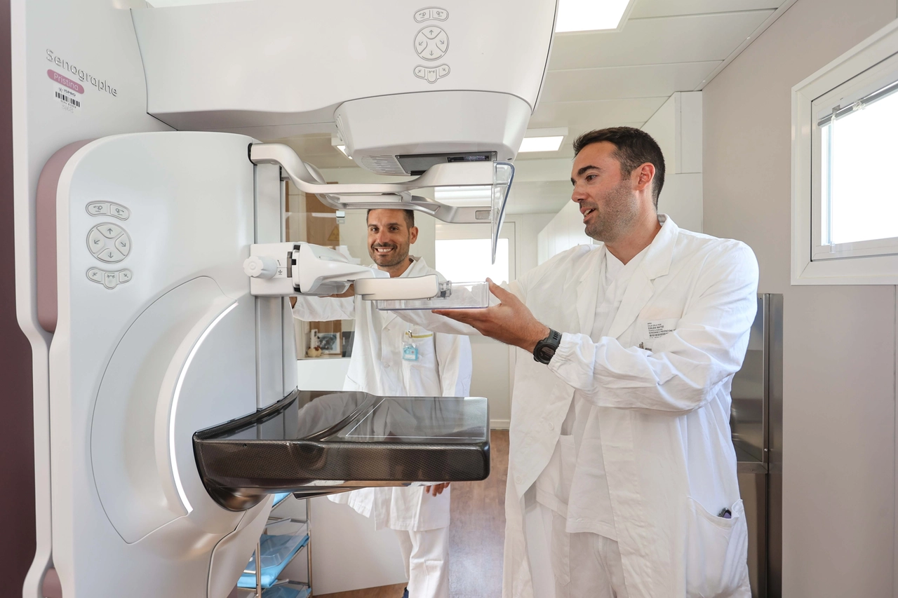 Il laboratorio mobile di prevenzione inaugurato grazie alla campagna Unicoop, Ispro e Regione (Cabras/New Press Photo)