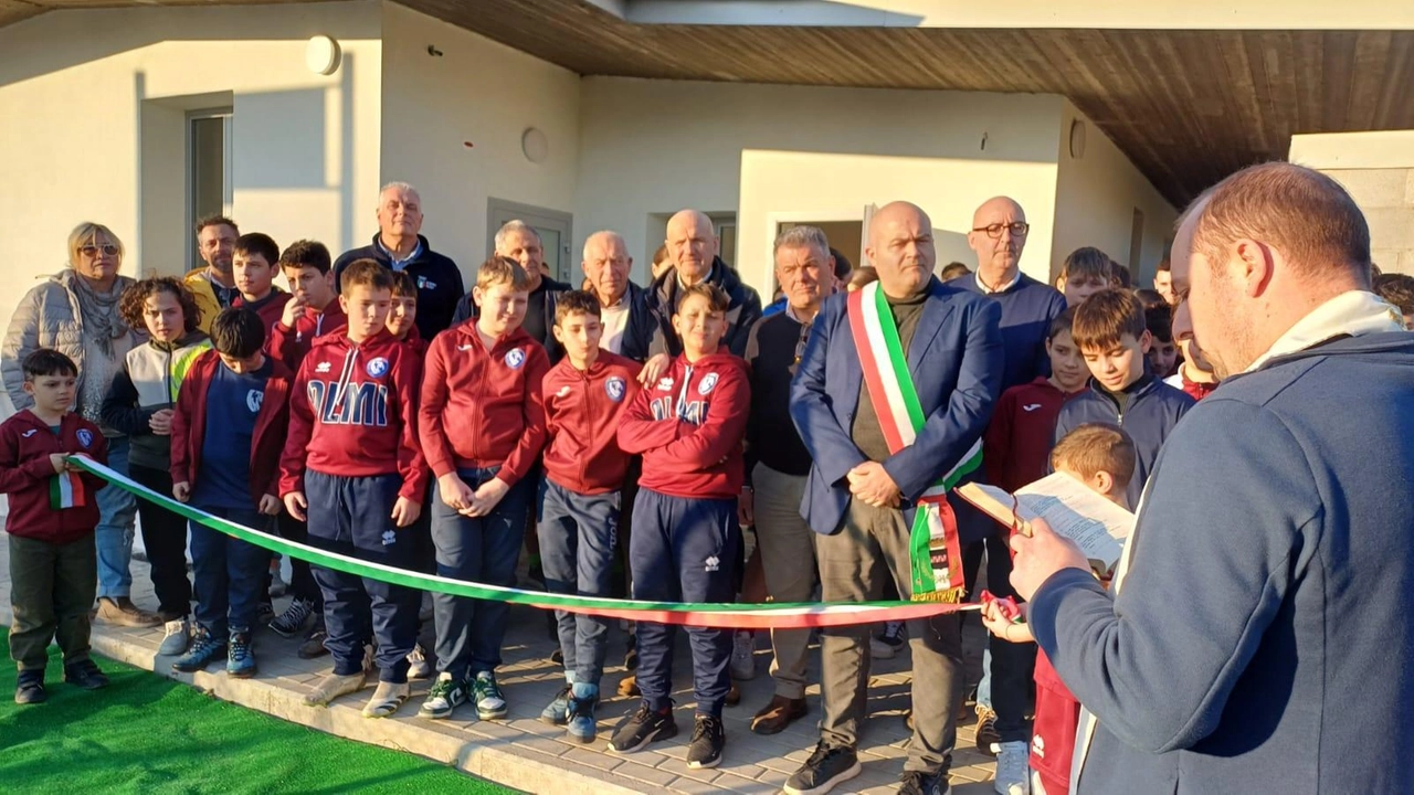 Il momento del taglio del nastro con il sindaco di Quarrata Gabriele Romiti circondato dai giovani atleti che si allenano al «Carlo Caramelli» Il momento del taglio del nastro con il sindaco di Quarrata Gabriele Romiti circondato dai giovani atleti che si allenano al «Carlo Caramelli»