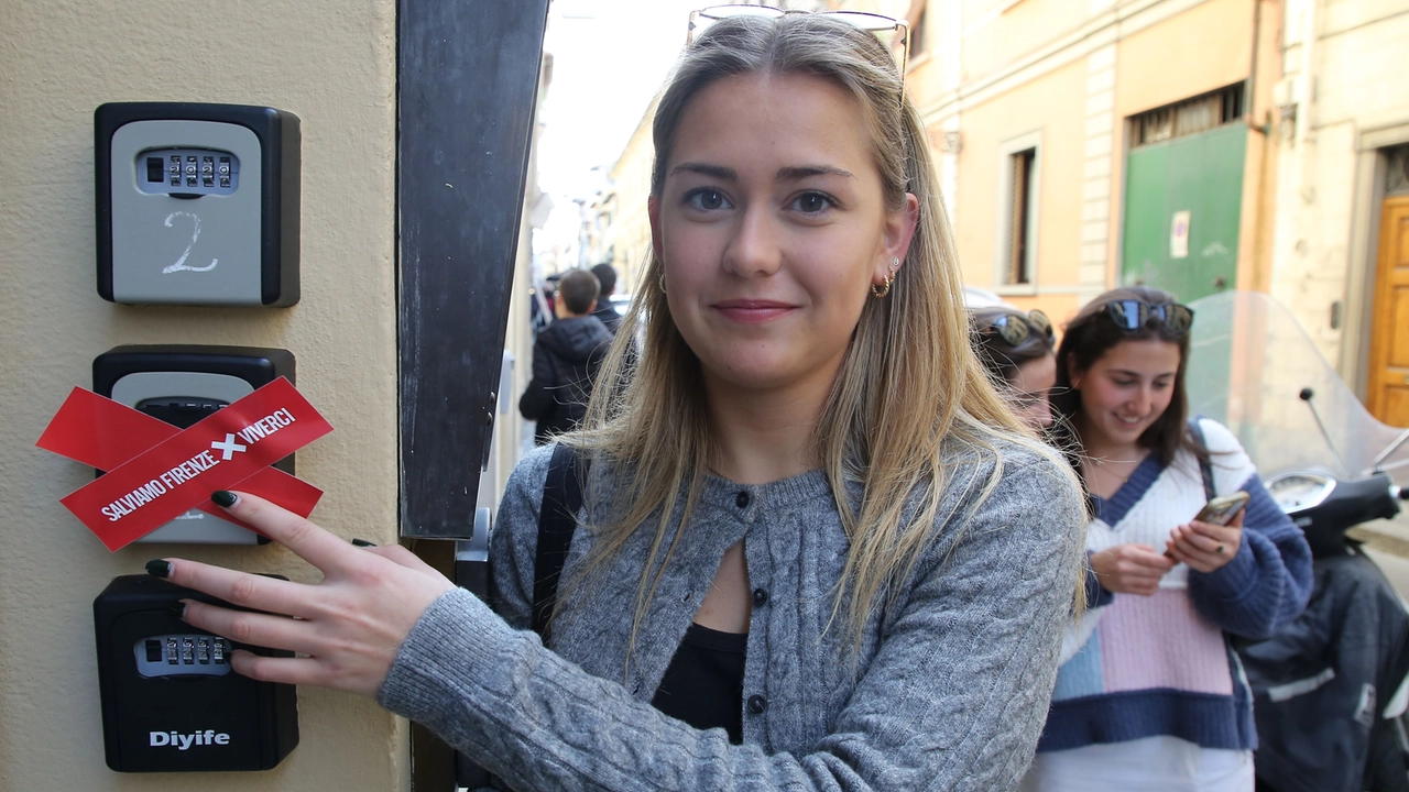 Gli adesivi rossi sulle keybox degli Airbnb a Firenze (Foto Marco Mori / New Press Photo)