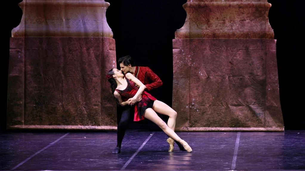 Sarà un doppio appuntamento con la danza, quello presentato oggi dal Festival La Versiliana. Se alle 21.30 al grande teatro... Sarà un doppio appuntamento con la danza, quello presentato oggi dal Festival La Versiliana. Se alle 21.30 al grande teatro...
