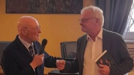 Il dottor Alessandro Pampana insieme al presidente della Fondazione Cassa di Risparmio Enrico Isoppi a Palazzo Binelli dove il libro è stato presentato