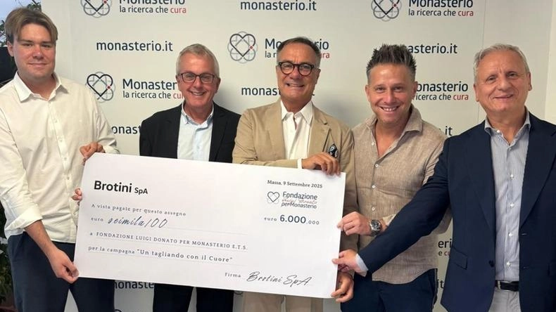 Lo staff di Brotini Spa consegna l’assegno al direttore di Monasterio Luciano Ciucci Lo staff di Brotini Spa consegna l’assegno al direttore di Monasterio Luciano Ciucci