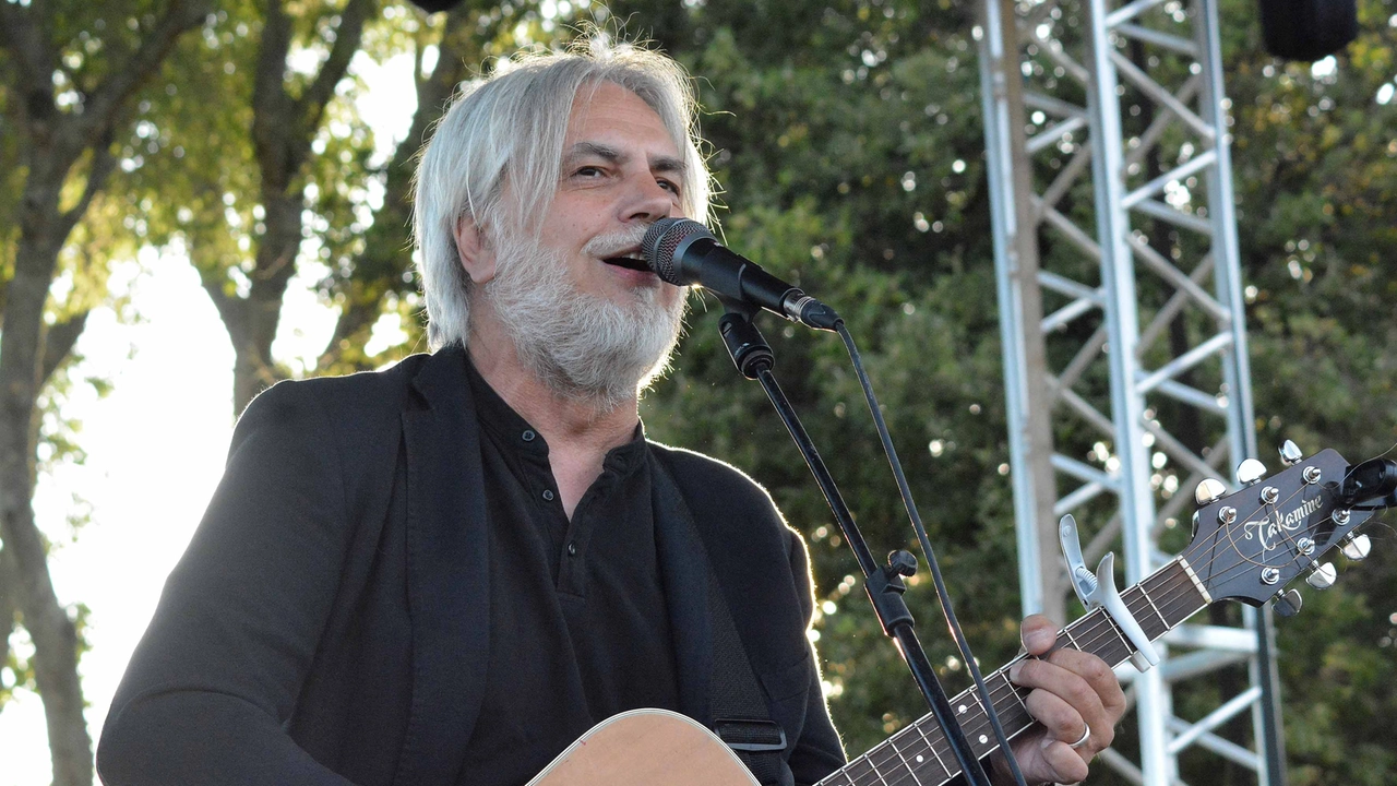 Paolo Benvegnù durante un'esibizione ad Arezzo, città a cui era molto legato. Qui si esibisce nel concerto del 14 luglio 2024 all'alba (Foto Falsetti) Paolo Benvegnù durante un'esibizione ad Arezzo, città a cui era molto legato. Qui si esibisce nel concerto del 14 luglio 2024 all'alba (Foto Falsetti)