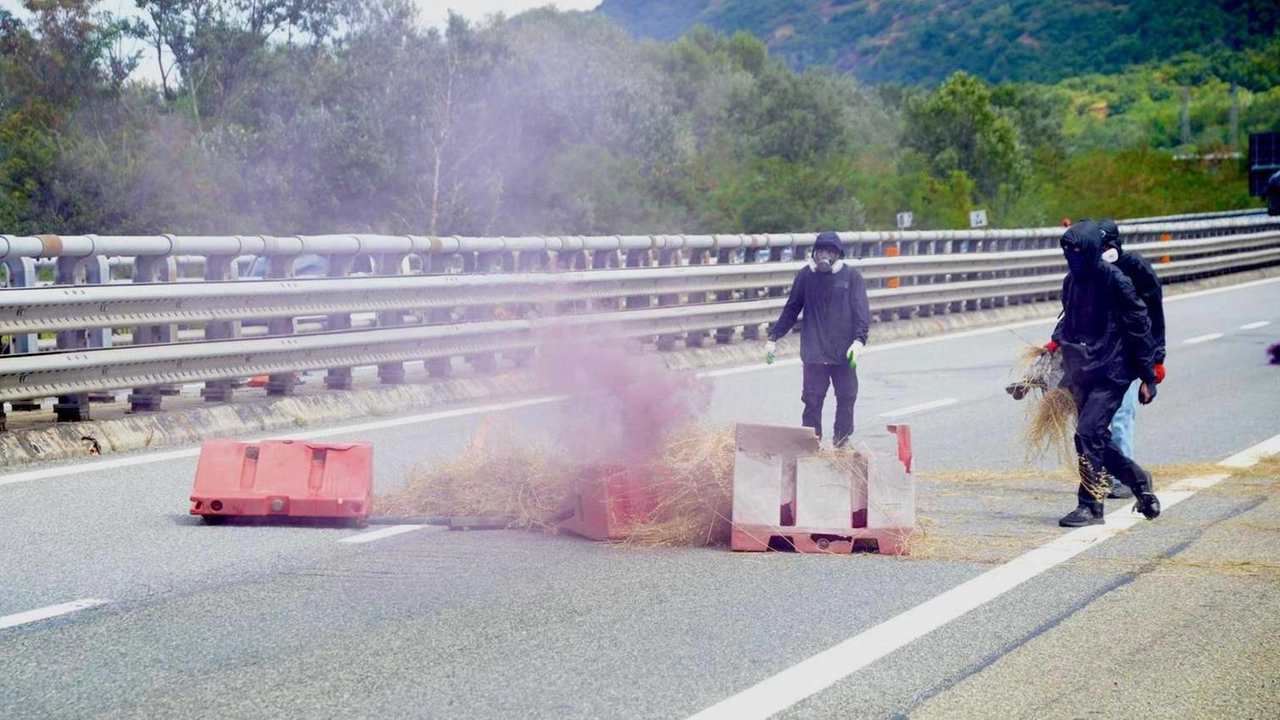 'Guerriglia indegna, nulla a che fare con espressione dissenso'