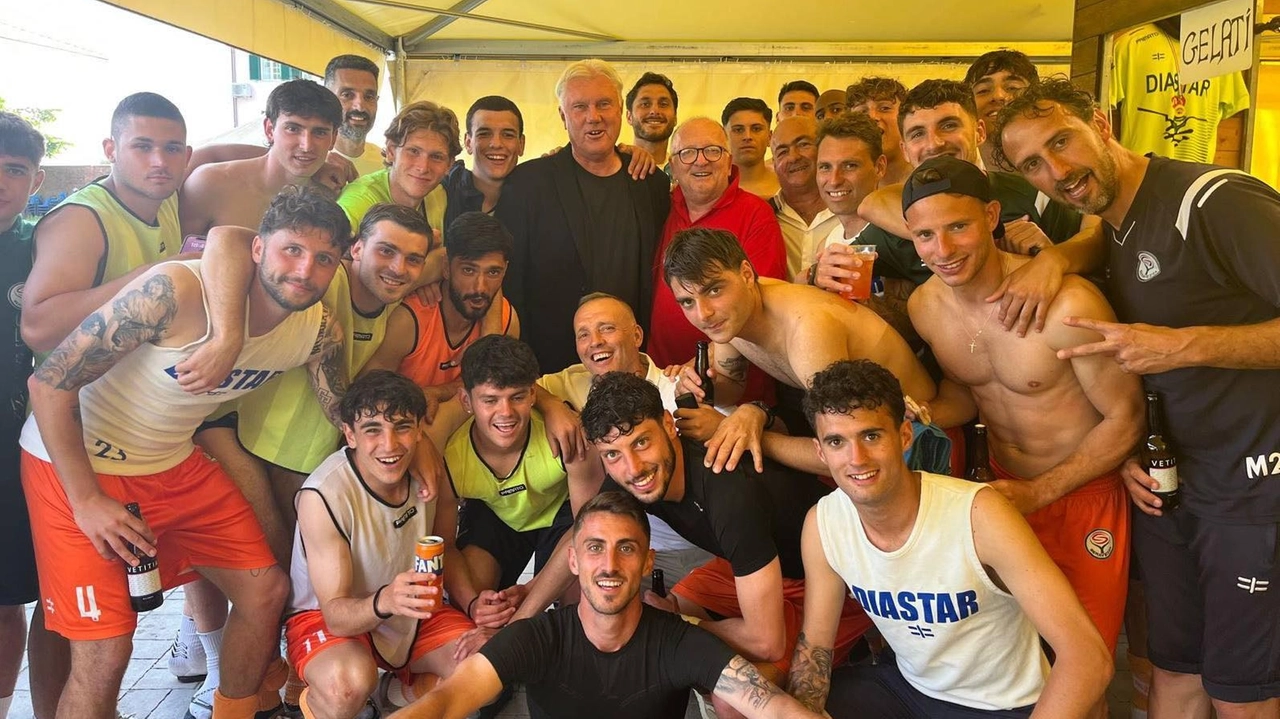 Seravezza con giocatori, staff, dirigenza e il sindaco fa festa al “Buon Riposo“ Seravezza con giocatori, staff, dirigenza e il sindaco fa festa al “Buon Riposo“