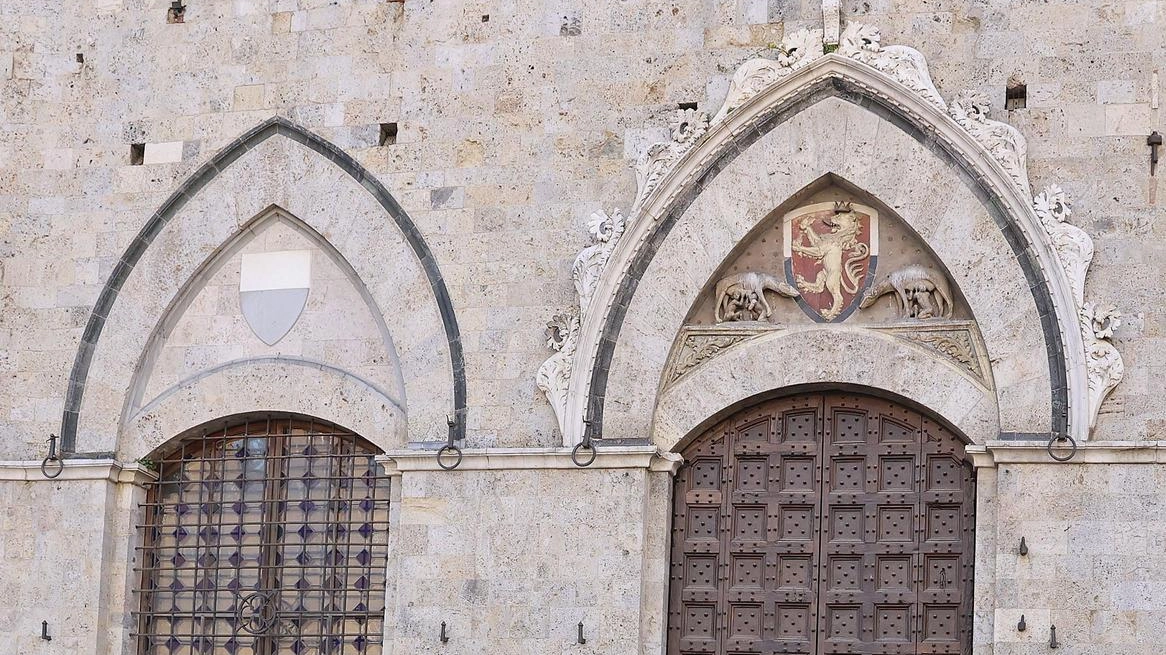Una delle immagini simbolo della vertenza: lo striscione dei lavoratori Beko di fronte al palazzo comunale, qui alla vigilia dell’ultimo incontro ministeriale, quando il sindaco è uscita per dialogare con i dipendenti Beko