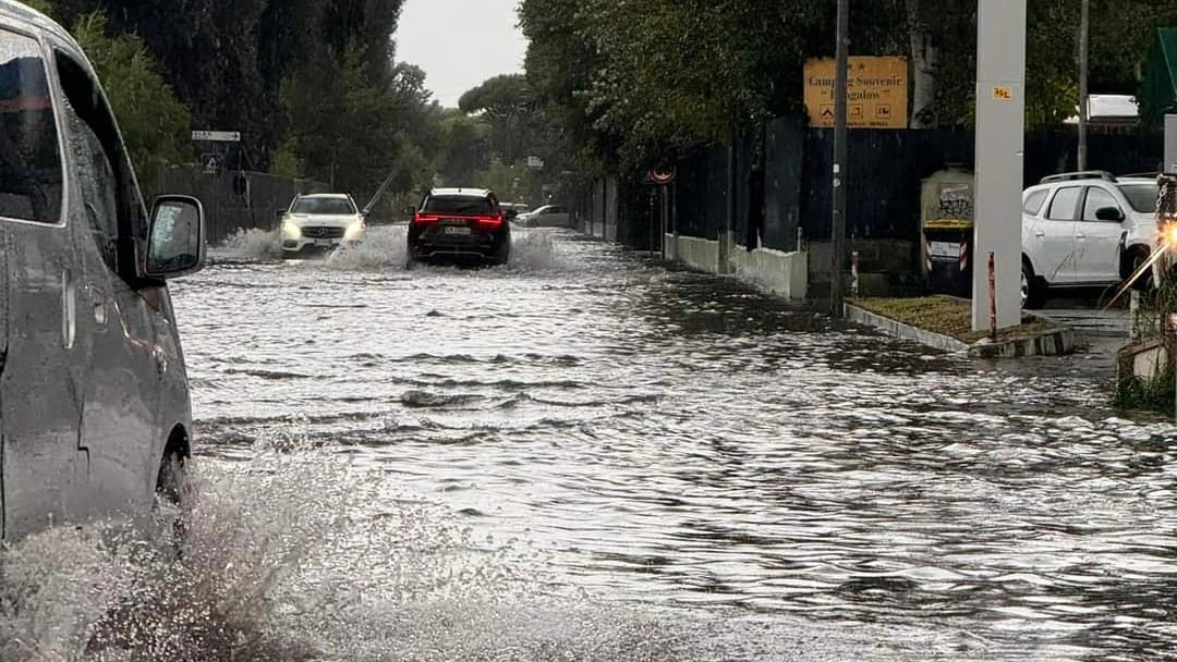 Via delle Pinete allagata a causa delle piogge intense nella giornata di allerta arancione (Foto di Paola Nizza) Via delle Pinete allagata a causa delle piogge intense nella giornata di allerta arancione (Foto di Paola Nizza)