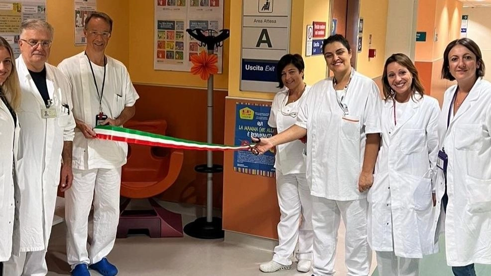Gli operatori sanitari del Noa all’apertura del ’Baby pit stop’ Unicef Gli operatori sanitari del Noa all’apertura del ’Baby pit stop’ Unicef