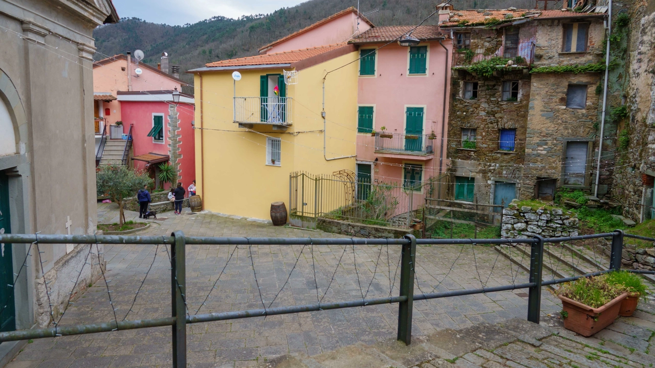 La piazzetta di Biassa dove si affaccia la chiesa di San Martino