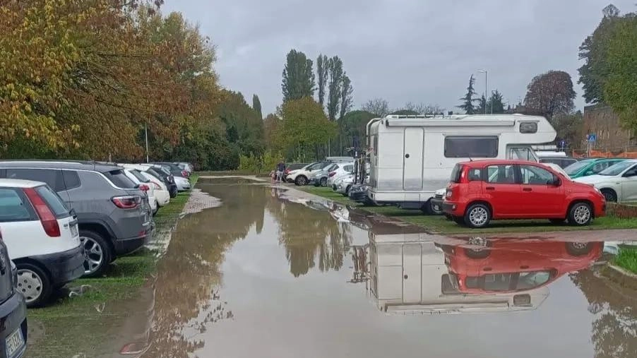 Dopo i lavori di riqualificazione, la zona del Cassero si allaga: proteste sui social; la consigliera Arcaleni ha presentato un’interrogazione Dopo i lavori di riqualificazione, la zona del Cassero si allaga: proteste sui social; la consigliera Arcaleni ha presentato un’interrogazione