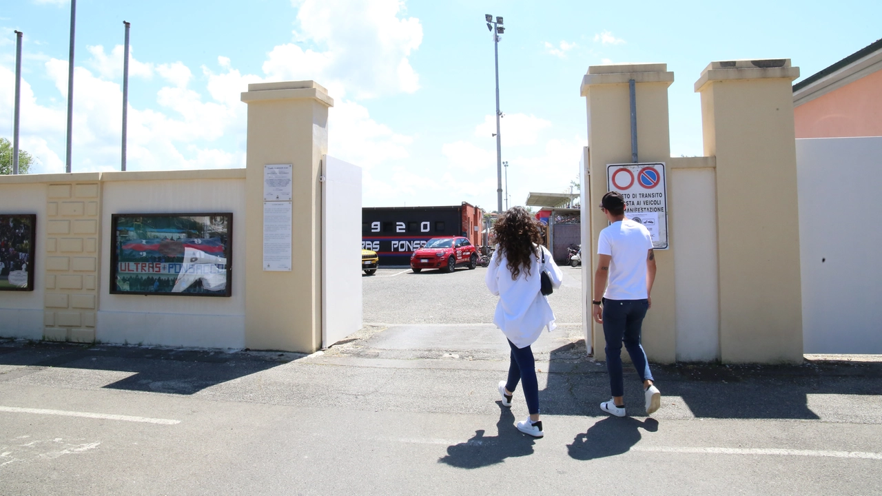 L’ingresso allo stadio di Ponsacco (foto d’archivio)