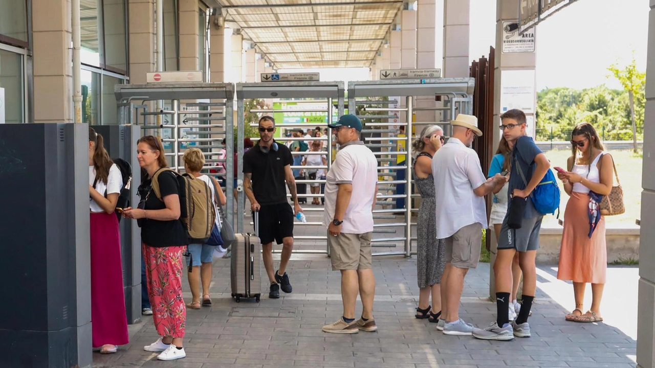 Il parcheggio di Villa Costanza è un sorvegliato speciale per le forze dell’ordine Il parcheggio di Villa Costanza è un sorvegliato speciale per le forze dell’ordine