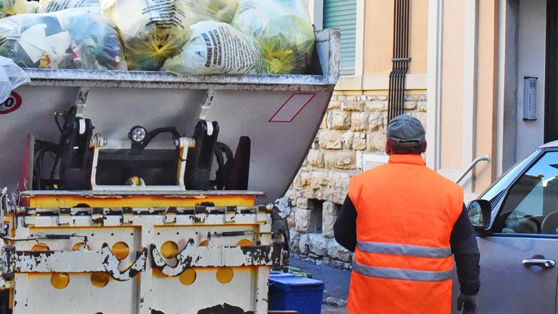 Polemica a Luni per la tassa sui rifiuti urnami: l’importo della prima rata è aumentato al 60 per cento della cifra globale da pagare per l’anno in corso Polemica a Luni per la tassa sui rifiuti urnami: l’importo della prima rata è aumentato al 60 per cento della cifra globale da pagare per l’anno in corso