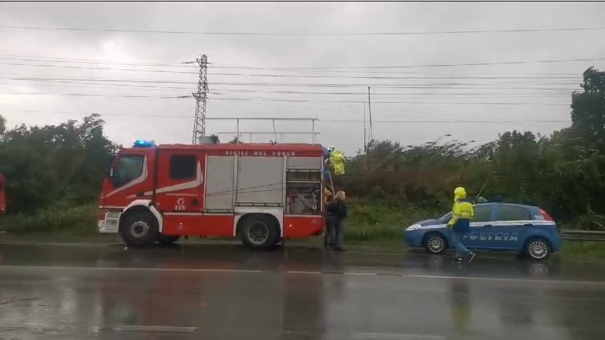 vigili del fuoco e polizia sul posto (foto Paola Nizza) vigili del fuoco e polizia sul posto (foto Paola Nizza)