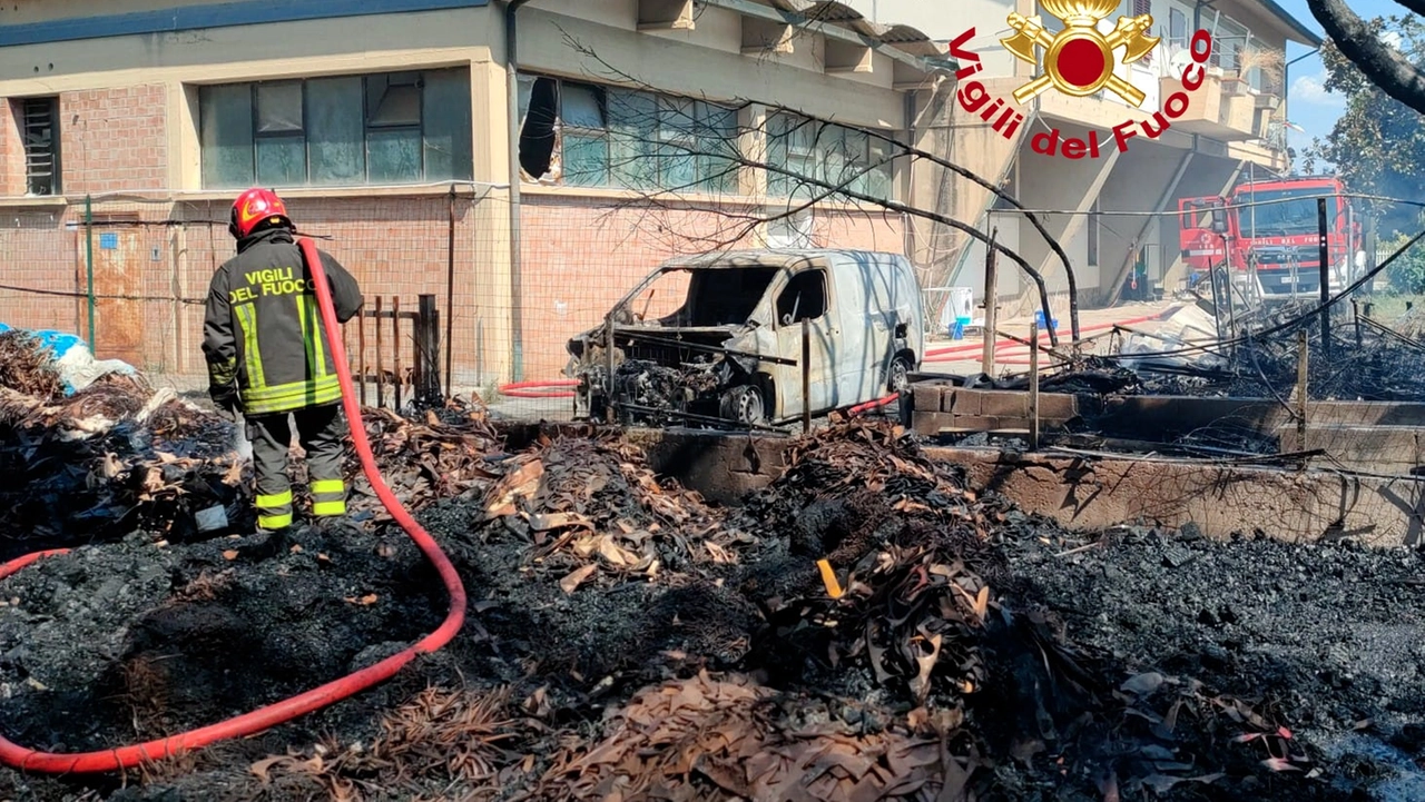 Stabbia, incendio nella zona industriale
