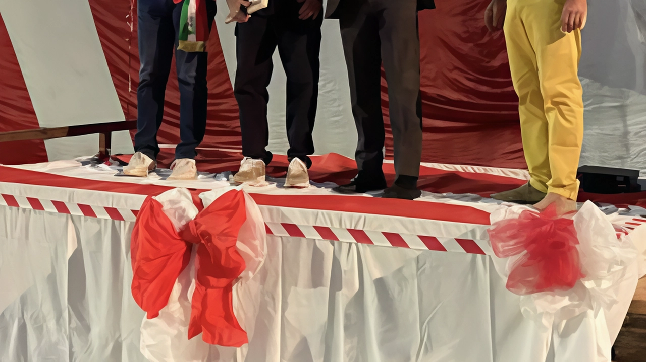 Il sindaco Roberto Giannoni con il consigliere delegato allo sport Flavio Baldi mentre consegnano la targa al presidente Paolo Botrini Il sindaco Roberto Giannoni con il consigliere delegato allo sport Flavio Baldi mentre consegnano la targa al presidente Paolo Botrini
