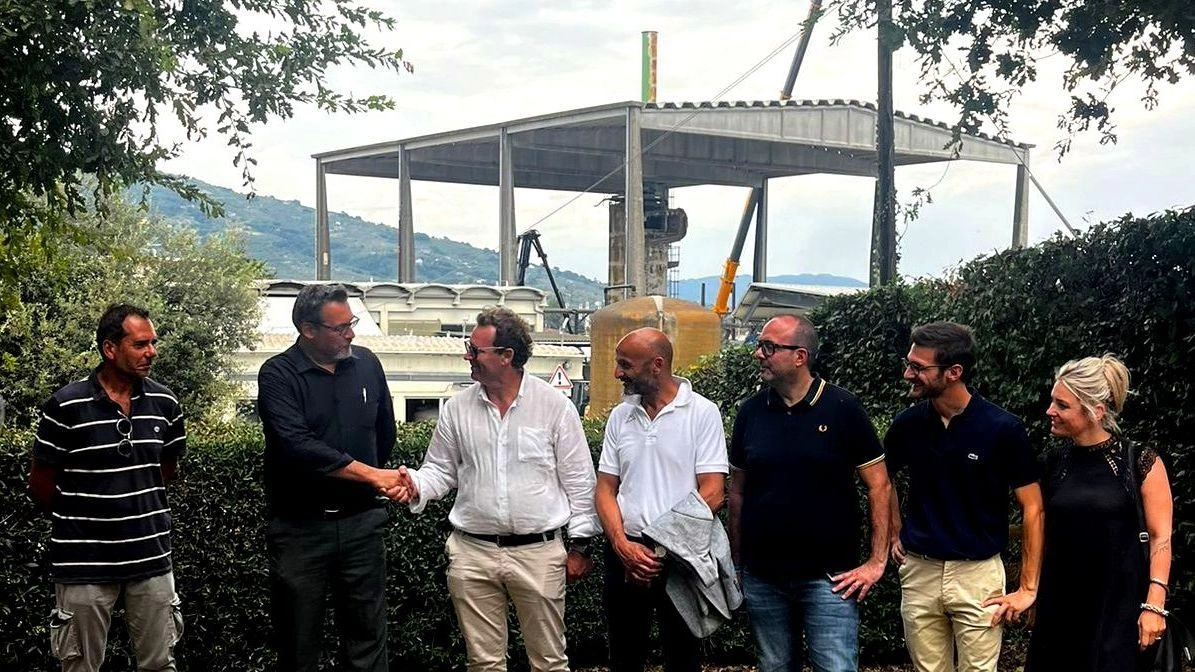 Stretta di mano fra Leonello Benedetti e il sindaco Riccardo Franchi Stretta di mano fra Leonello Benedetti e il sindaco Riccardo Franchi