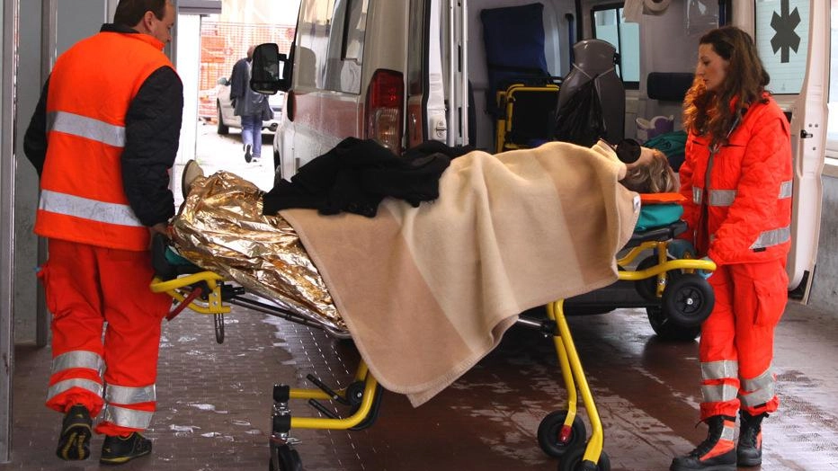 Un soccorso a una persona. La Regione ha deciso di centralizzare la centrale operativa del 118 (. foto di repertorio Un soccorso a una persona. La Regione ha deciso di centralizzare la centrale operativa del 118 (. foto di repertorio