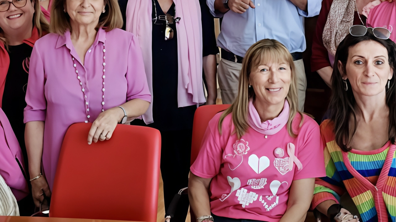 Le volontarie di «Insieme in Rosa onlus» hanno consegnato la tessera dell’associazione al sindaco Matteo Buoncristiani Le volontarie di «Insieme in Rosa onlus» hanno consegnato la tessera dell’associazione al sindaco Matteo Buoncristiani