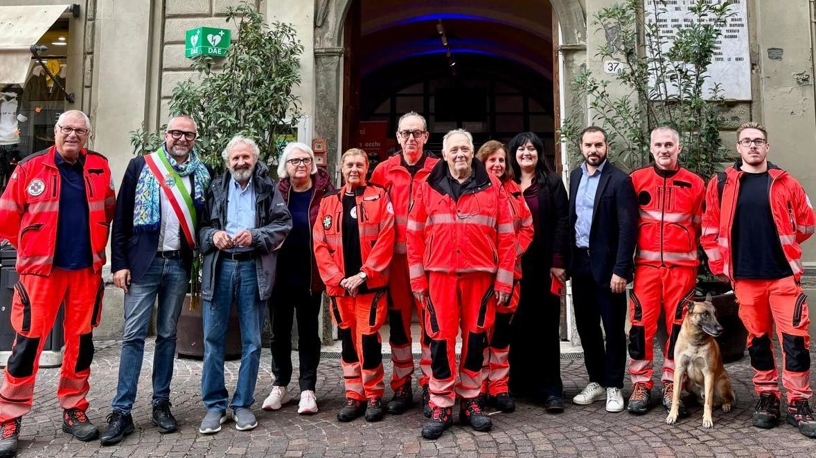 Quattro foto dell’attività della Pubblica Asssistenza di Pontedera Qui a fianco l’incontro che si è tenuto in Comune ieri mattina Sopra l’impegno in emilia Romagna Quattro foto dell’attività della Pubblica Asssistenza di Pontedera Qui a fianco l’incontro che si è tenuto in Comune ieri mattina Sopra l’impegno in emilia Romagna