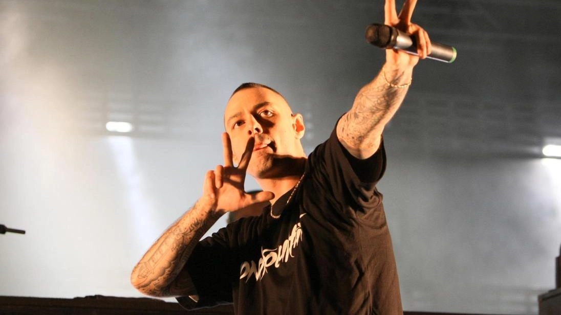 Il. rapper Fabri Fibra durante un’esibizione sul palco (foto d’archivio) Il. rapper Fabri Fibra durante un’esibizione sul palco (foto d’archivio)